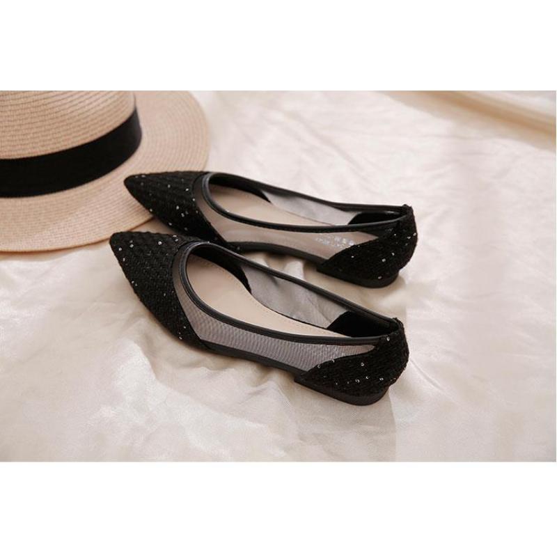 Туфли на плоской подошве с сеткой. Женские летние милые и простые туфли в горошек на мягкой подошве. Туфли на плоской подошве с острым носком и неглубоким горлом.