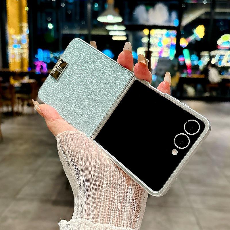 Чехол Samsung Z Flip7 с узором личи и серебристым краем, Защита от падений, Защита от царапин, Совместим с 5-м/6-м поколением