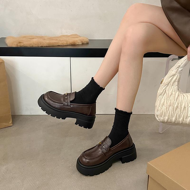 Черные туфли-лодочки с круглым носком из маленькой кожи женские 2025 весна и осень новые универсальные ретро британский стиль толстый каблук увеличивающие рост одинарные туфли лоферы