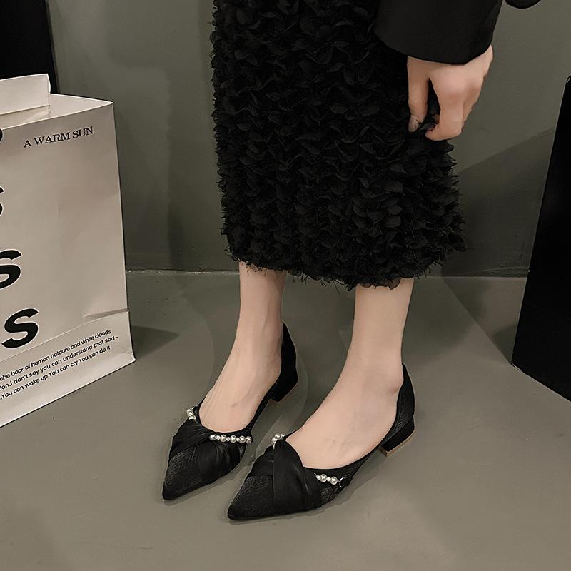 Туфли на высоком каблуке женские летние 2025 новые заостренные толстые каблуки модные полые нежные жемчужные банты легкие одинарные туфли