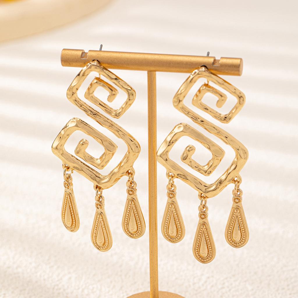 Персонализированные серьги в преувеличенном этническом стиле