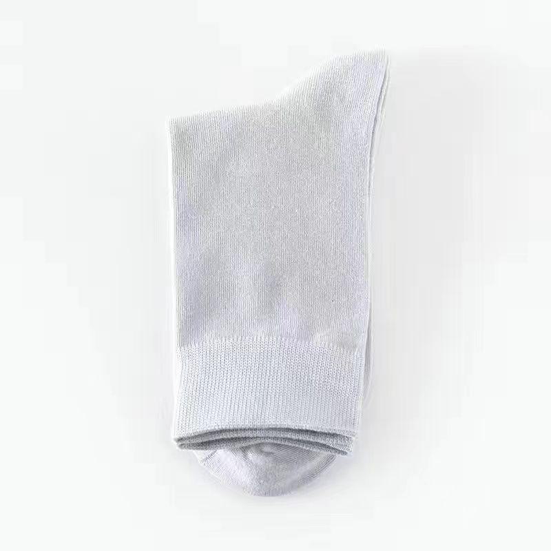 Мужские универсальные черные носки средней длины — однотонные, дезодорирующие, впитывающие пот, идеально подходят для весны, осени и лета.