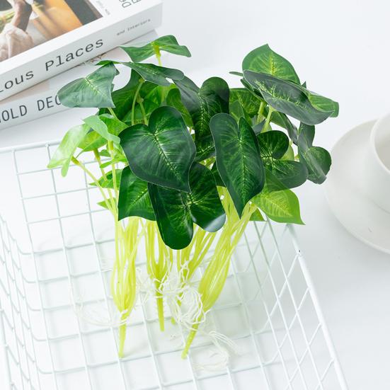 Полезная имитация зеленого растения, не требует полива, проста в обслуживании, декоративна.