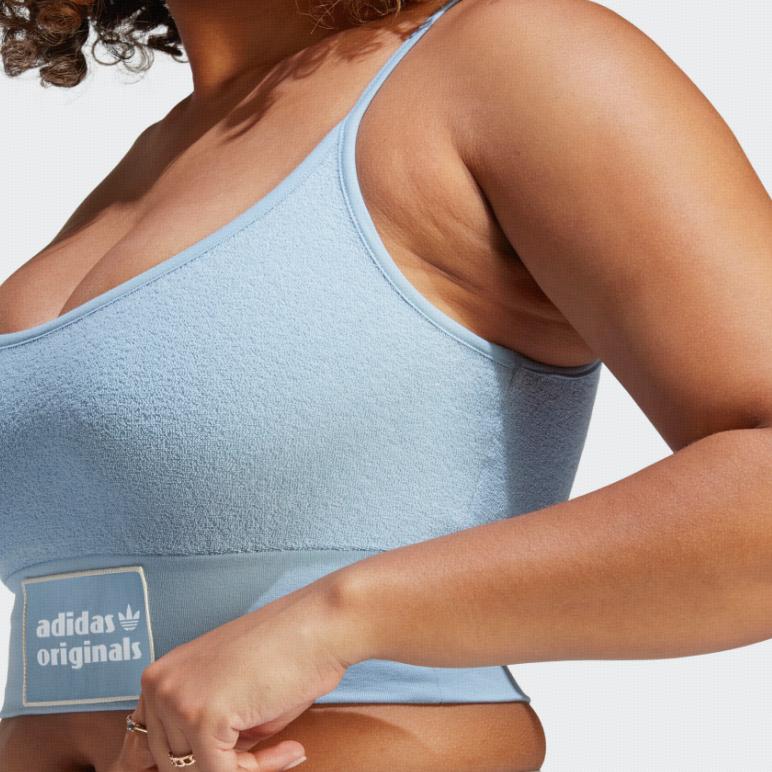 adidas Оригинальный бюстгальтер-топ с трилистником Spice Girl Collection, однотонный спортивный топ с логотипом и буквами, женские топы небесно-голубого цвета IC8525