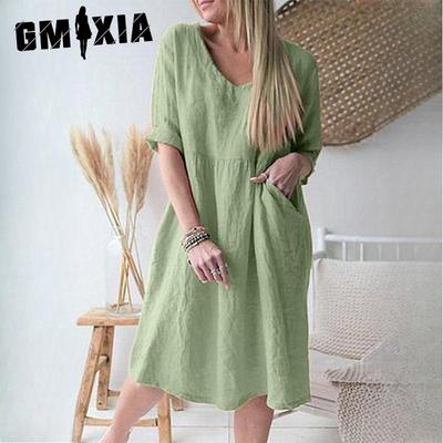 Летнее платье средней длины с рукавами 3/4 и V-образным вырезом