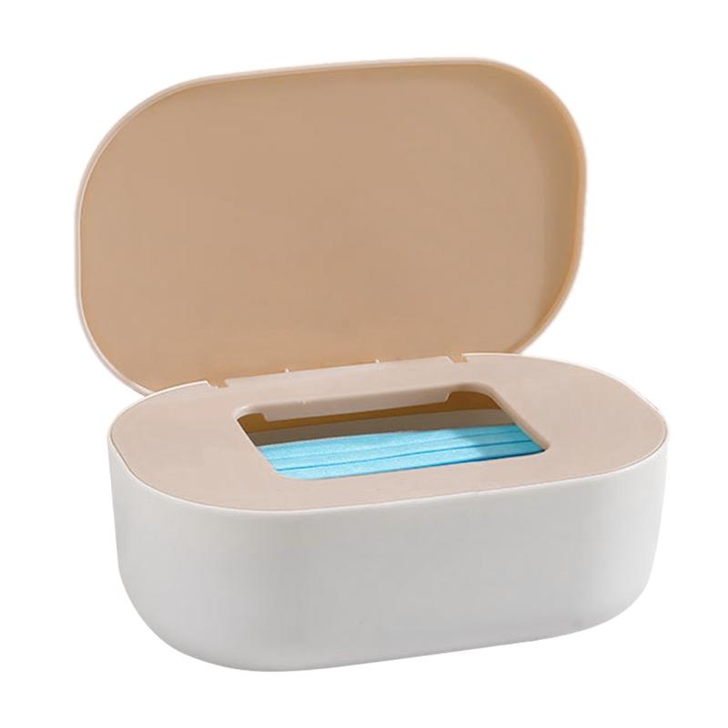 4 цвета на выбор Удобная коробка для хранения Вмещает максимум 40 масок Можно положить салфетки Пластиковые пакеты Одноразовые перчатки Внутри