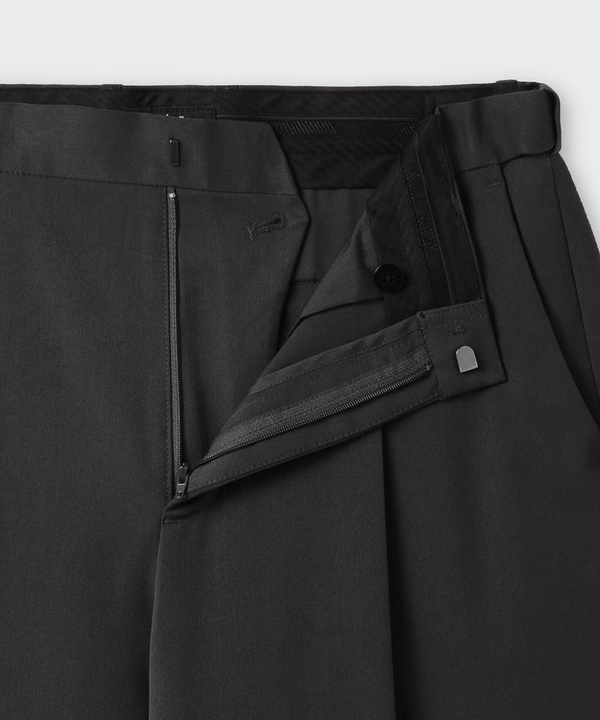 MUSINSA STANDARD Wide Bermuda Hidden Banding Half Slacks [Black]