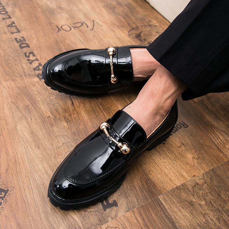 Мужские кожаные повседневные туфли в британском стиле с круглым носком для деловых и рабочих целей, черного цвета. Идеально подходит для молодых мужчин, которые ценят блестящие детали.