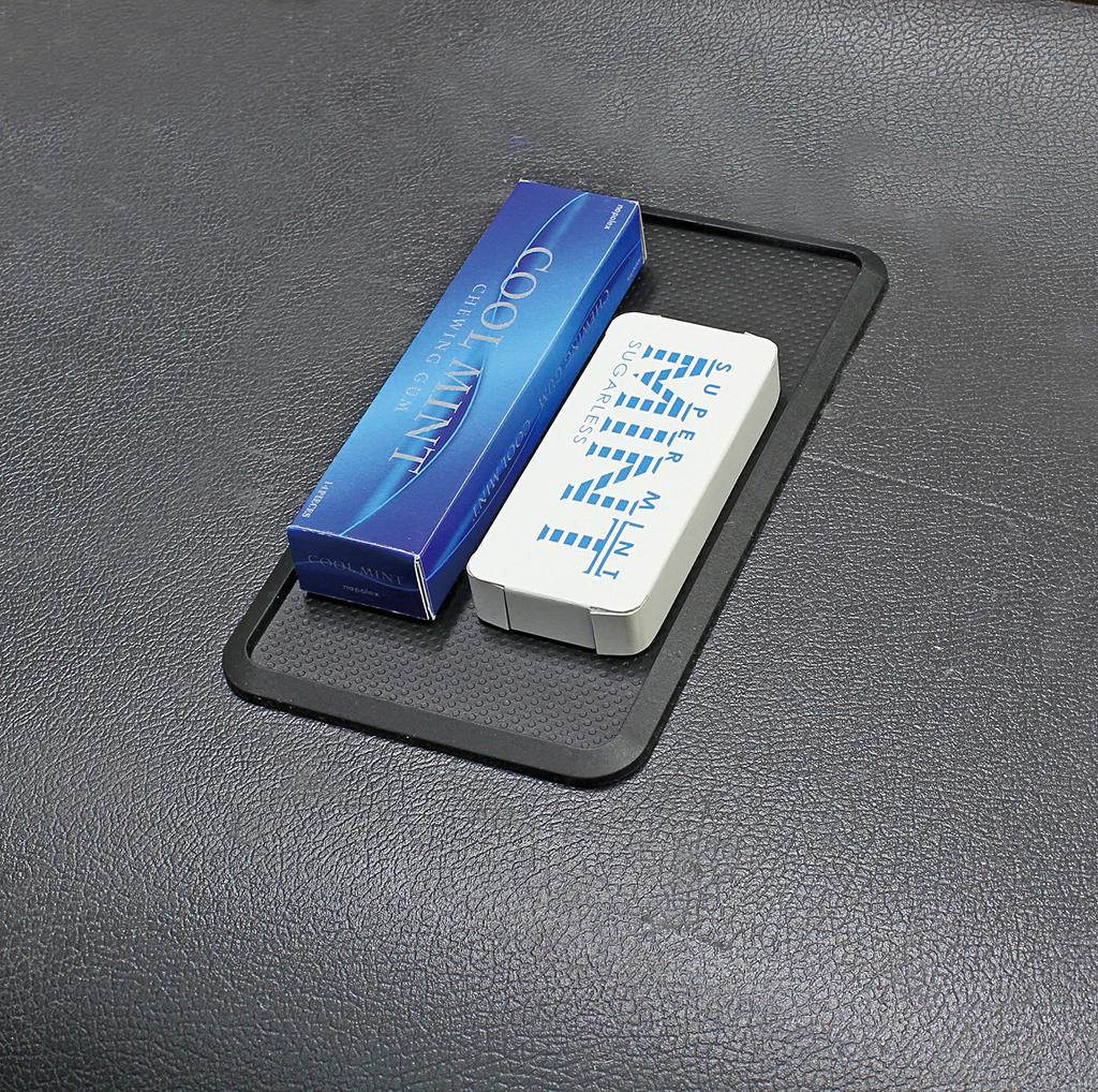 Нескользящий коврик Napolex Genuine sense car с бортиком, который повторяет форму приборной панели. Легко всасывается после мытья водой. Удобный для восстановления.