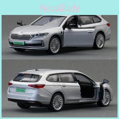 Металлическая модель автомобиля Skoda Superb с открывающимися дверями и световыми эффектами для коллекционеров