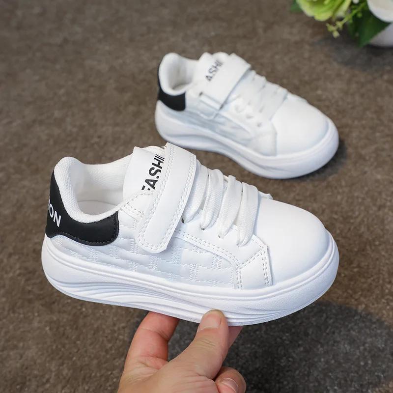2024 Детские маленькие белые туфли для девочек и мальчиков, осенние новые модные корейские кроссовки с мягкой толстой подошвой, нескользящие, удобные