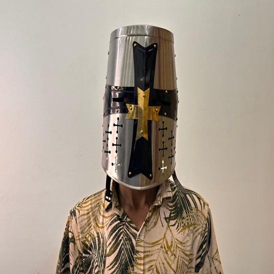 Шлем тамплиера, средневековый стальной священный шлем с латунным и черным крестом на деревянной подставке