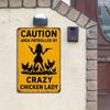 "Предупреждение": Местность патрулируется Сумасшедшей Куриной Леди", металлическая табличка, 8x12 дюймов.