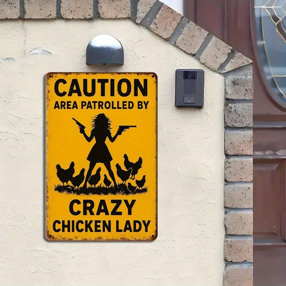 "Предупреждение": Местность патрулируется Сумасшедшей Куриной Леди", металлическая табличка, 8x12 дюймов.