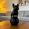 Фигурка бульдога на шаре 3D-печать Черно-белая статуэтка собаки Скульптура Украшение для дома, офиса, рабочего стола