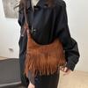 Искусственная замша Суперпопулярная нишевая замшевая сумка через плечо для женщин Новый дизайн с кисточками Однотонная сумка кроссбоди KTY