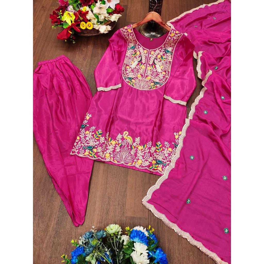 Представляем новый дизайнерский вышитый костюм дхоти с вышивкой в виде последовательности кодирования.