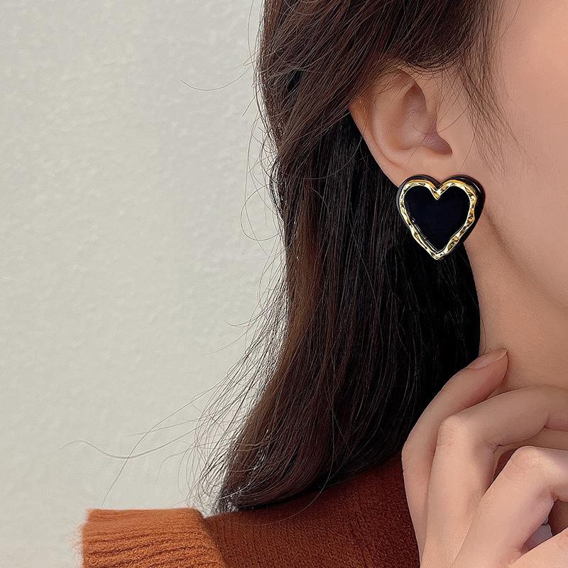 Новые нишевые серьги темпераментного дизайна, серьги, маленькие ароматные серьги, черные серьги-гвоздики Love для женщин