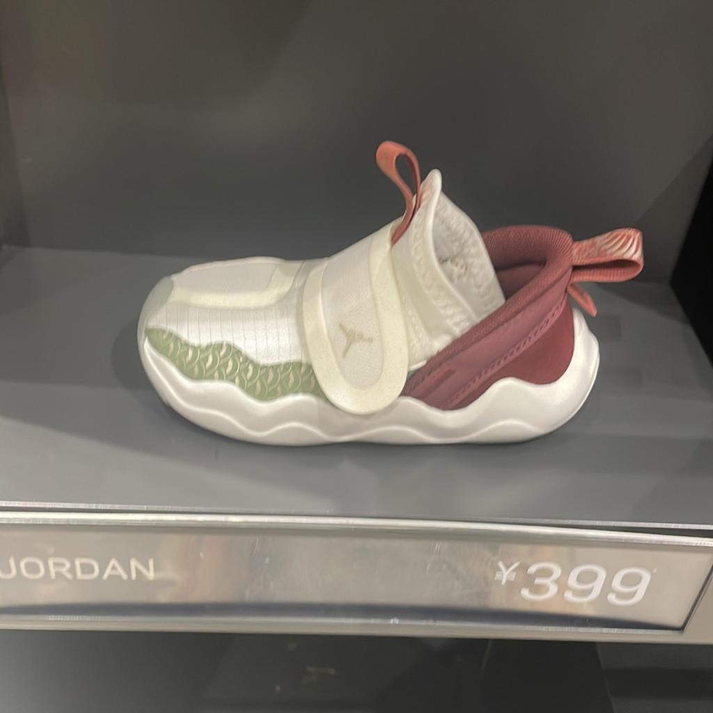 Детские повседневные кроссовки Air Jordan Белые Черные Светящиеся в темноте FQ6555-100