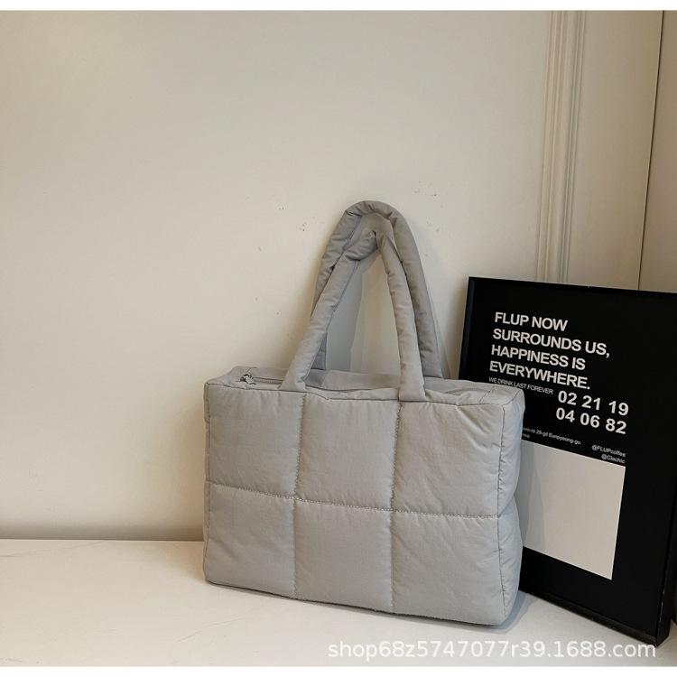 Сумка подмышку женская сумка 2025 новая универсальная сумка на плечо сумка для одежды из пухового хлопка большая вместимость модная портативная сумка-тоут