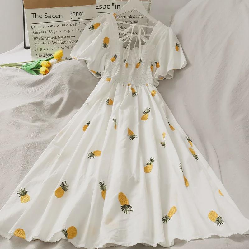 Платье А-силуэта в сказочном стиле с лесным цветочным принтом и короткими рукавами