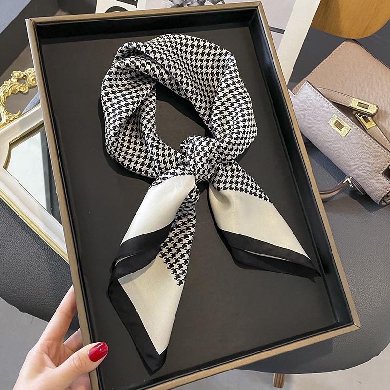 Женский шелковый шарф Camellia Black & White Mulberry - 70x70 см, стильный аксессуар на весну/осень