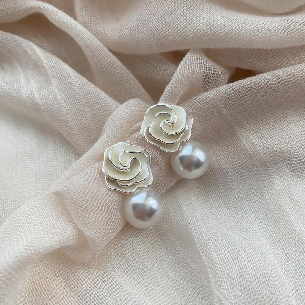 French Gentle Rose Pearl Earrings Temperament High Sense Niche Design Earrings Sweet Beautiful Woman Simple Stud Earrings