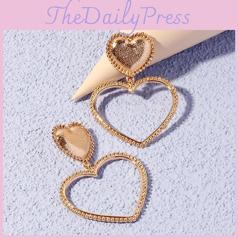 W240 Gold Tone Heart Earrings With Metal Design For Travel Memories And Special Occasions
