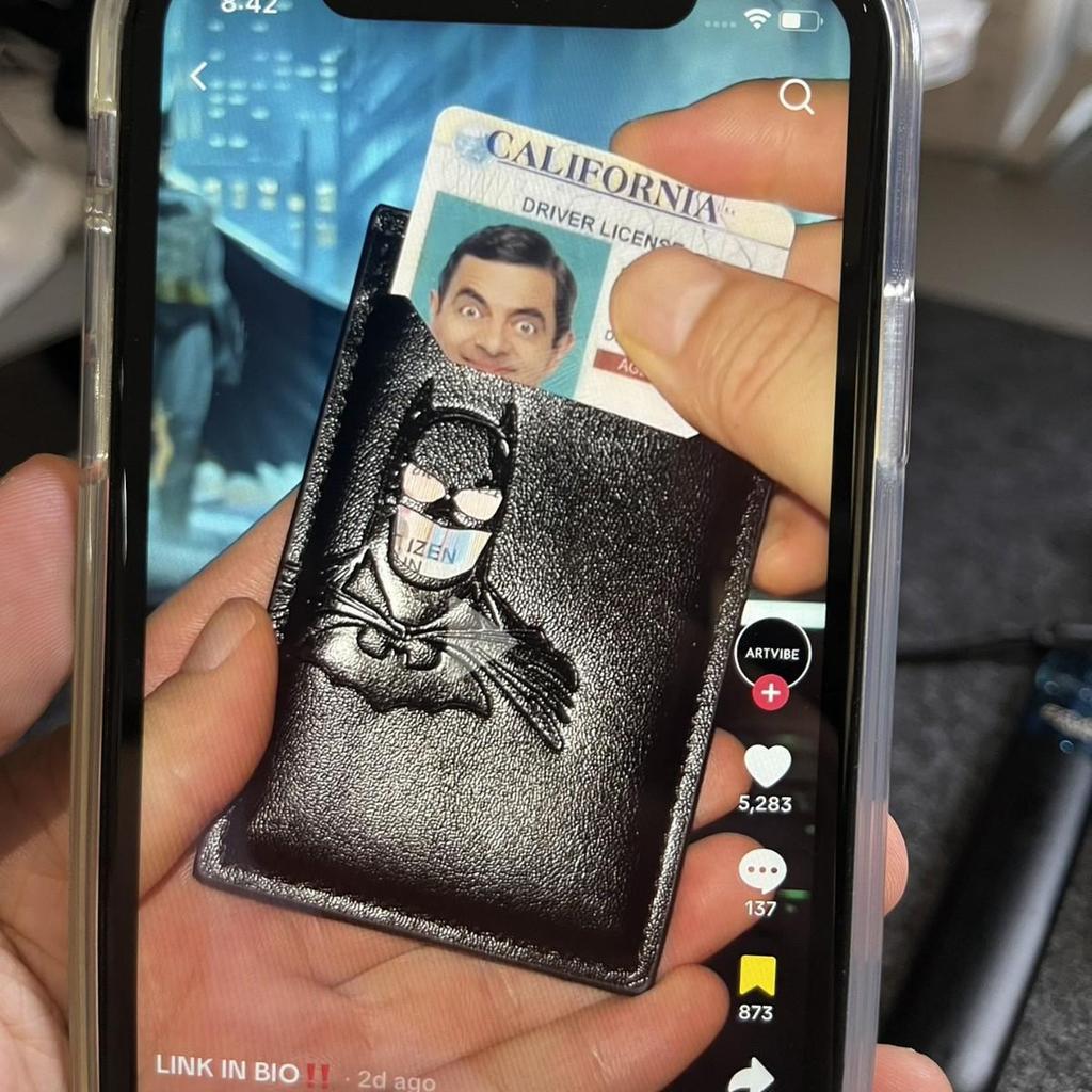 Мужской картхолдер Бэтмен: Кошелек для ID с несколькими отделениями, полый дизайн, популярный короткий стиль.