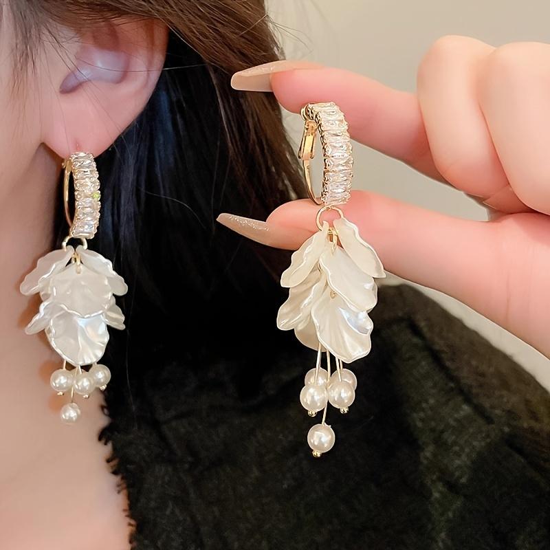 1 пара белых серег-лепестков с имитацией жемчуга для женщин, подходящих для помолвки, свадьбы, юбилея и повседневной носки, ювелирные подарки