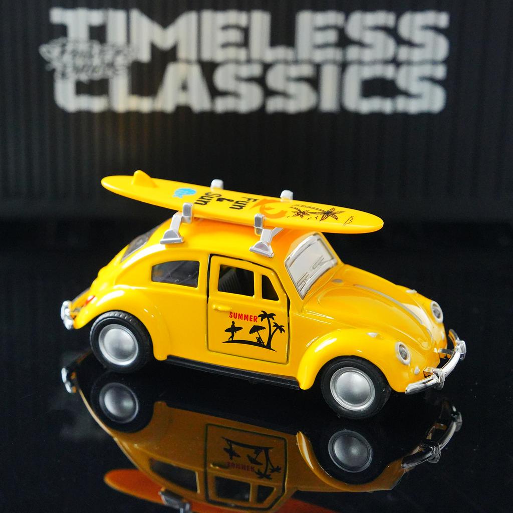 Vintage 1:32 Yellow Beetle Diecast Car With Surfboard Retro Pull-Back Model Toy Open Doors Collectible For Kids Car Fans