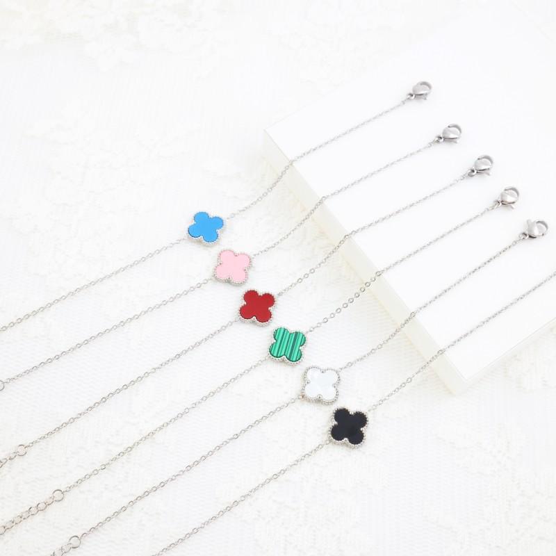 Этот стильный браслет из титановой стали с четырехлистным клевером — элегантный браслет для женщин, который никогда не тускнеет.