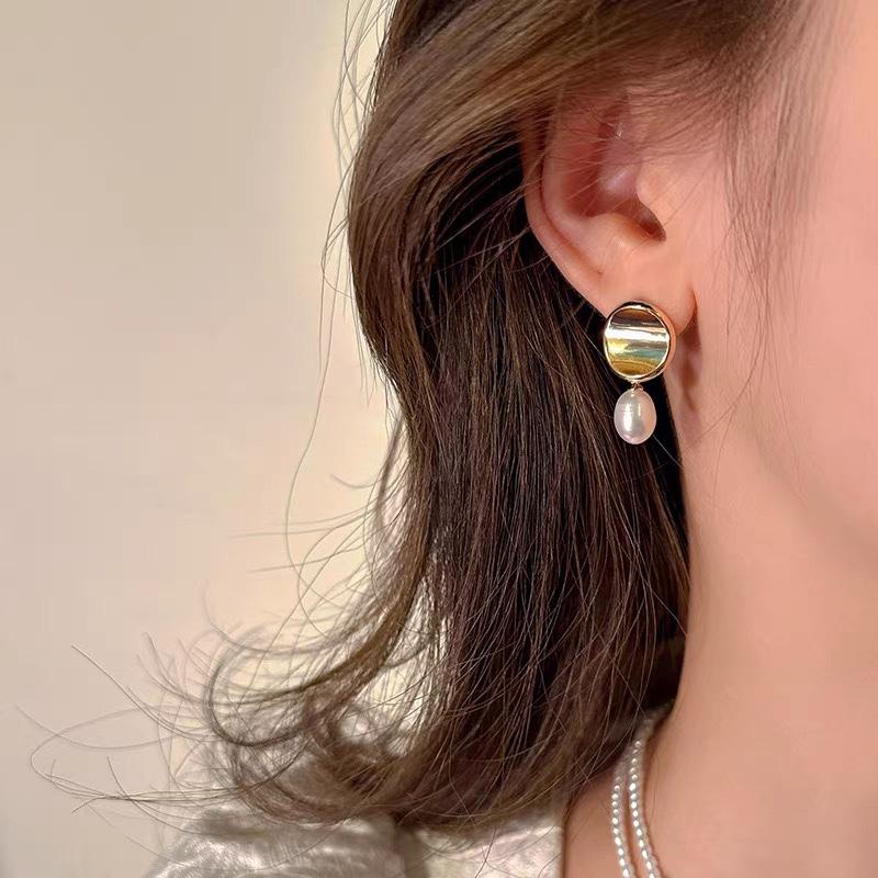 Стильные французские натуральные пресноводные жемчужные бусины-рисинки, изысканные и компактные, универсальные для ежедневной носки, корейская версия, серебряные гвоздики