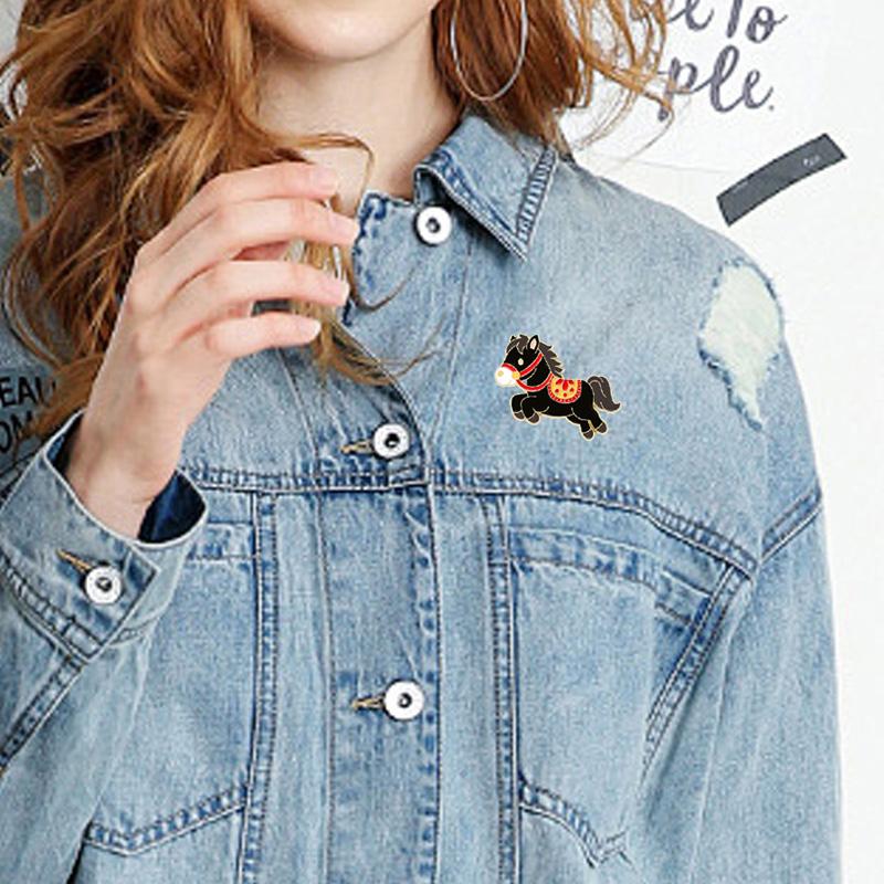 1 шт. Брошь в виде лошади, подарок на Новый год, аксессуары для одежды с животными, 2026, цинковый сплав, мультяшный, разноцветный, эмблема зодиака, булавка для свитера