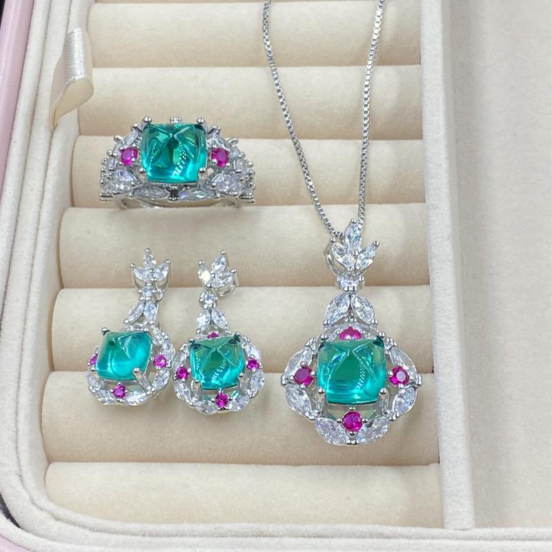 BELLA BOX Высококачественный комплект из длинных сережек с подвеской в форме сахарной башни и пустого сердца из светло-зеленого циркония для женщин