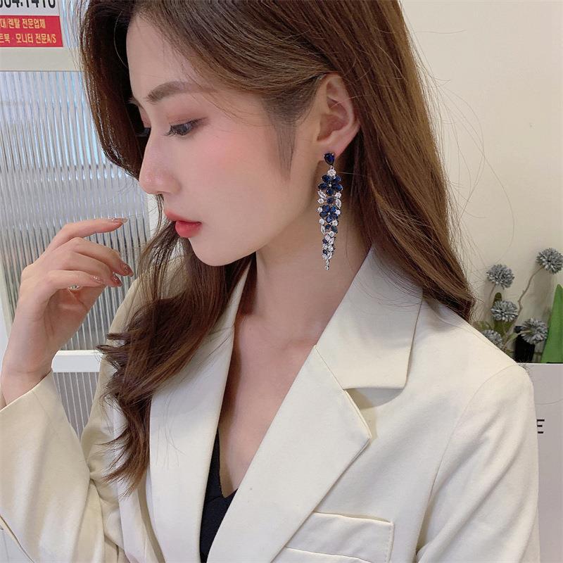 Серьги-подвески в виде циркониевых полых цветов, маленькие свежие темпераментные универсальные серьги, нишевые универсальные серьги высокого класса.