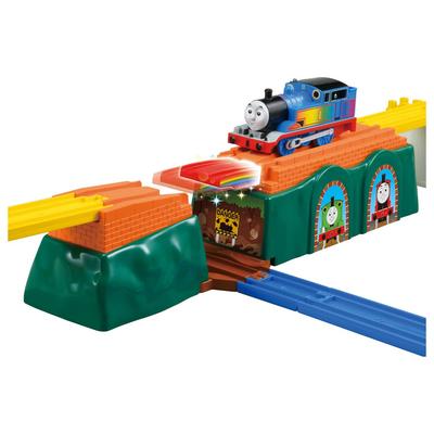 TAKARA TOMY Plarail Томас Паровозик Пересекает Растягивающийся Мост Поезд Игрушка для Детей от 3 Лет Паровозик Радуга!