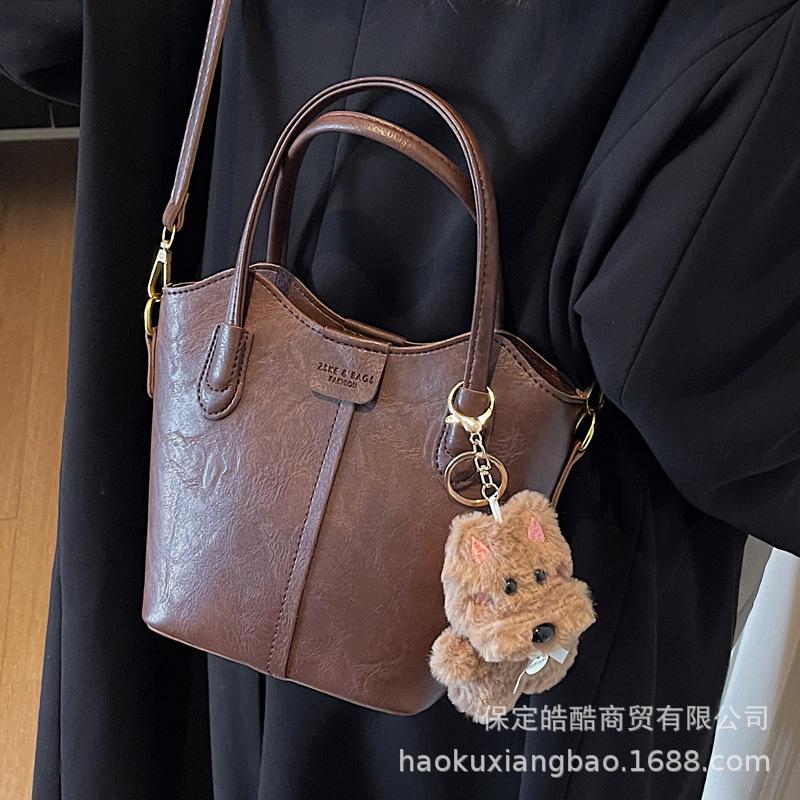 Женская сумка 2025 новая трендовая высококлассная изысканная суперхит сумка-мессенджер для通勤, на плечо, кроссбоди, портативная сумка-ведро