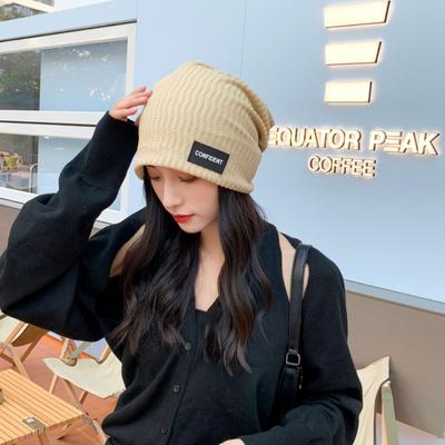 Холодная шапка вязаная шапка мужская чувство дизайна нишевая текстура клеевая этикетка надпись стопка шапка показывающая лицо маленькая косынка головной убор женский