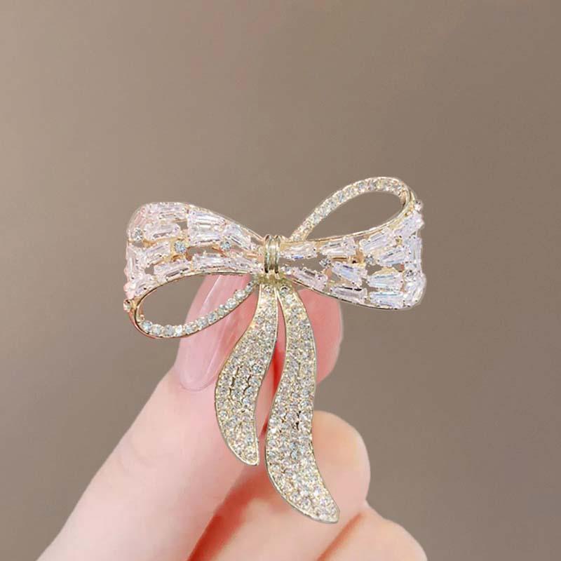 Summer Anti-Exposure Brooch: Fashionable and Luxurious Collar Pin for Women.