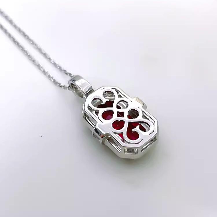 Роскошный кулон из красного корунда и серьги с синей шпинелью и бриллиантами высокой чистоты