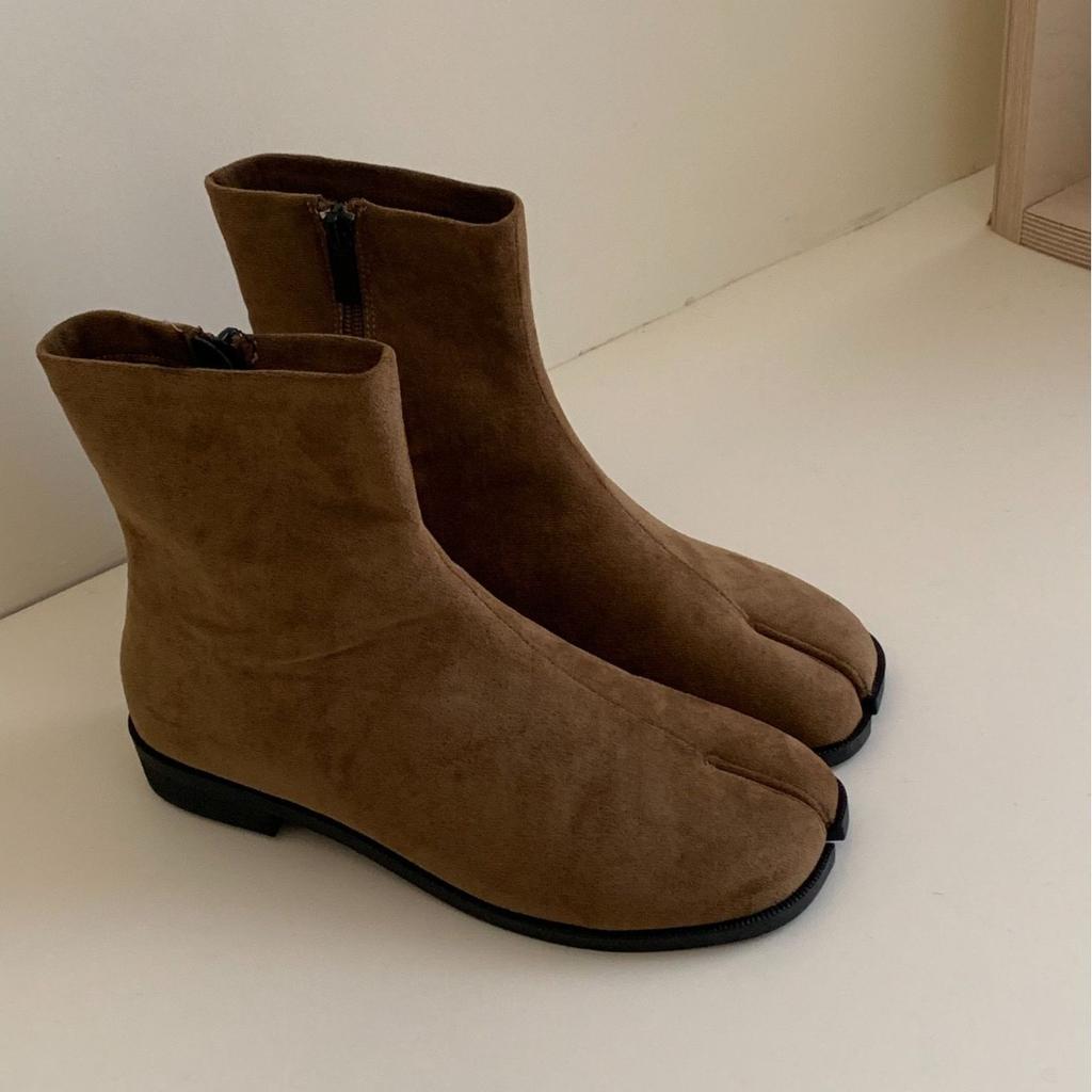 IPPEUM Женские ботильоны с разрезом на щиколотке и раздельным пальцем, черная искусственная замша, осень 2024, боковая молния, плоские туфли таби с раздельным пальцем