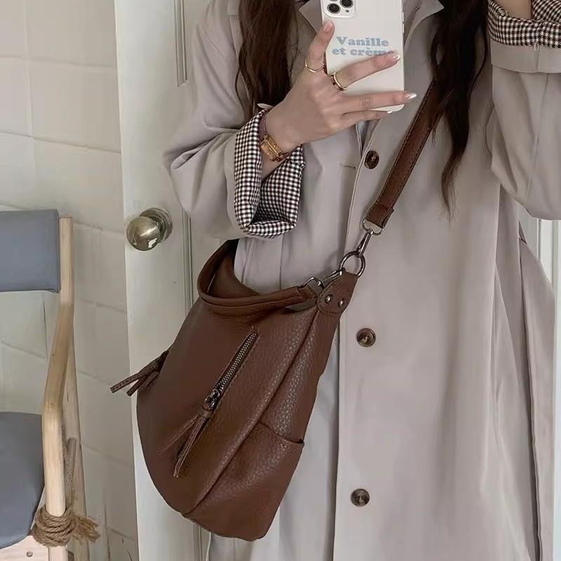 Ielgy Korean Niche Underarm Bag Women's Trendy Fashion Retro Portable Tote Bag