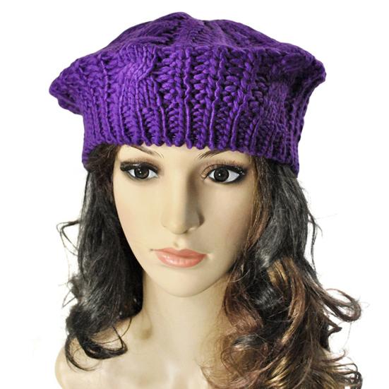 Женская осенне-зимняя шапка вязаная шапочка однотонная эластичная скрученная текстура держится