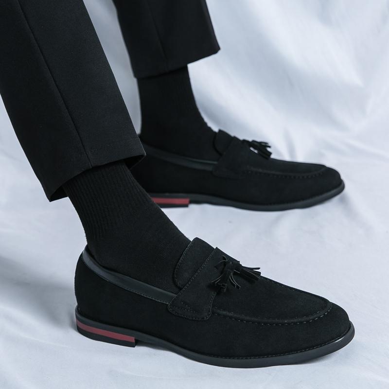 2024 Модные мужские туфли с кисточками и острым носком, повседневные кроссовки из коровьей замши в стиле ретро, мужские парусиновые туфли, удобные дышащие туфли для вождения