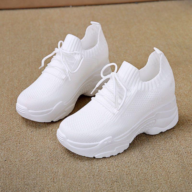 Летняя дышащая женская внутренняя повышающая высота повседневная спортивная обувь для улицы 2024 года, новая сетчатая толстая подошва повышающая высота спортивная обувь