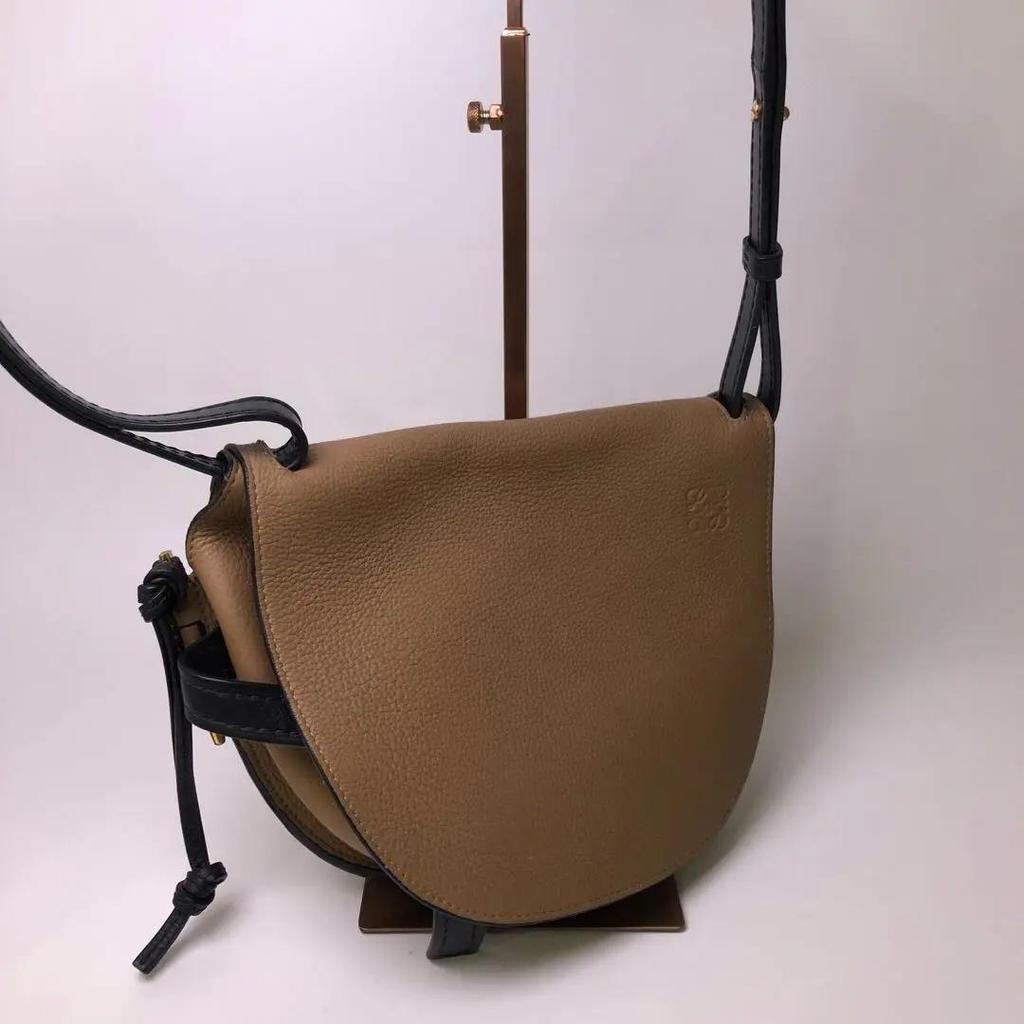 [Pre-Owned] Gate Small Brown Leather Crossbody Bag - Excellent #D0TJ4O
