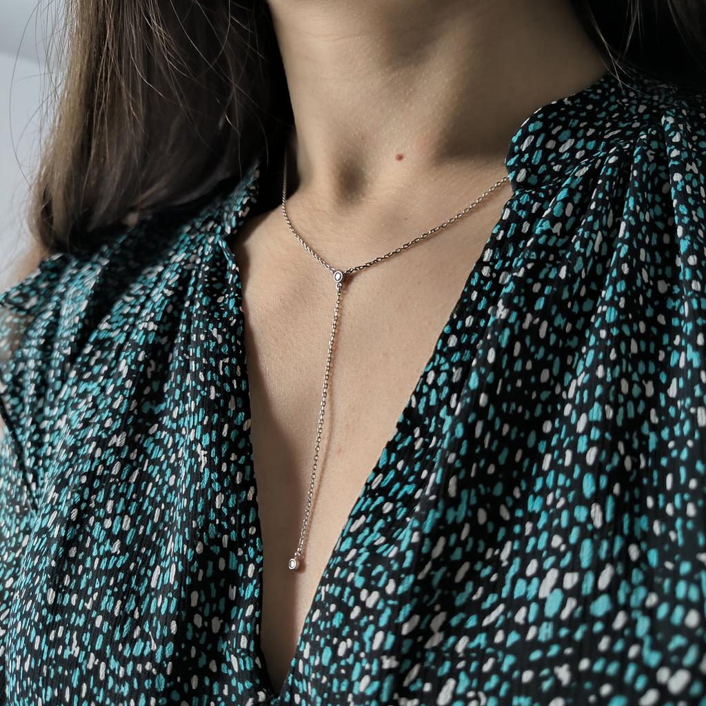 Серебряное колье с фианитами, вес изделия 2,56 гр (2197058)