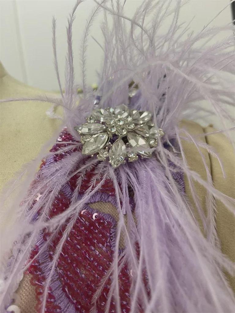 Фиолетовый комбинезон с пайетками и перьями, V-образным вырезом и безрукавкой