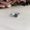 Серебряное кольцо с топазом Лондон Блю 1.027ct, вес изделия 2,59 гр (1074220)